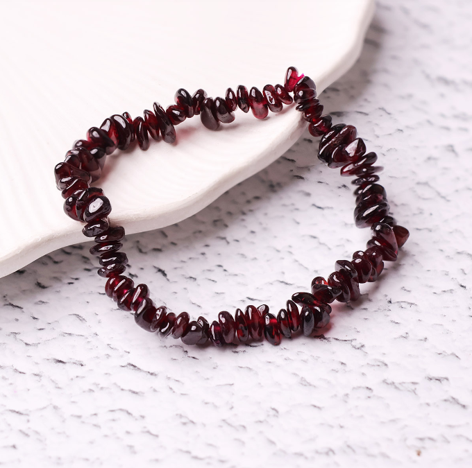 Garnet Chips Elastic Bracelet